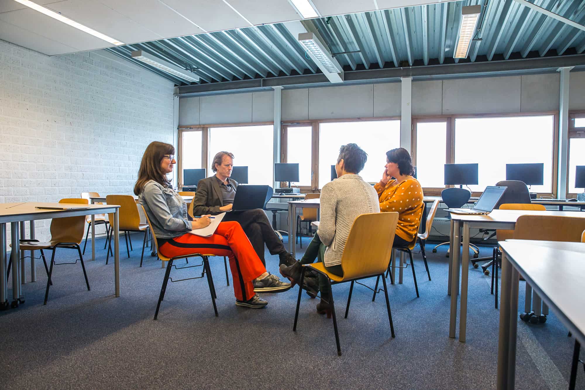 Foto van 4 mensen, zittend in overleg, achtergrondfoto op de pagina Beleid van mavadvieseninterim.nl